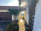 Durchgang in den Garten - Ein- bzw. Zweifamilienhaus + separater Bauplatz in zentrumsnaher Lage von Abensberg