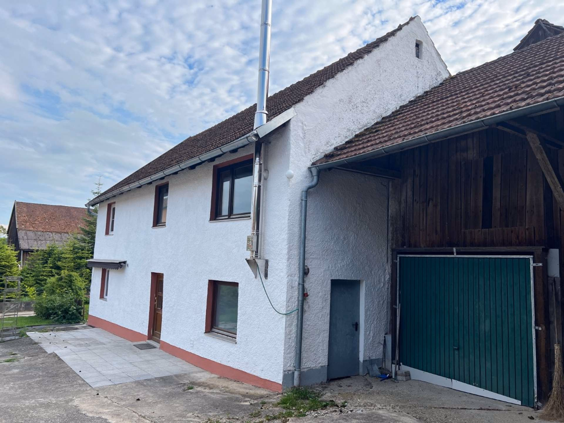 Wohnhaus und Garage