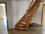 sch&ouml;ne massive Holztreppe - Charmantes Einfamilienhaus in Ihrlerstein mit Garagen- und Werkstattgeb&auml;ude in Waldrandlage