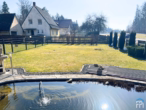 Garten mit Teich - Charmantes Einfamilienhaus in Ihrlerstein mit Garagen- und Werkstattgeb&auml;ude in Waldrandlage