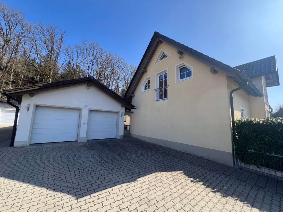 Nordseite mit Garagen und W...