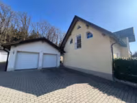 Nordseite mit Garagen und W...