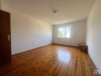Schlafzimmer 1 - Freistehendes Einfamilienhau in Spitzenlage von Saal/Do. &ndash; gute Bausubstanz, aber Renovierungsbedarf