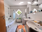 Bad - Charmante 2-Zimmer-Wohnung mit sonnigem Balkon und TG-Stellplatz in Saal an der Donau
