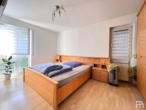 Schlafzimmer - Charmante 2-Zimmer-Wohnung mit sonnigem Balkon und TG-Stellplatz in Saal an der Donau